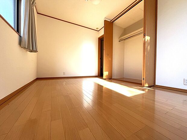 2階洋室6.75帖 太陽の恵みを感じる、温もりと明るさにあふれたお部屋。  