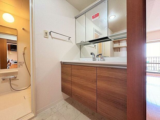 三面鏡を採用した洗面化粧台。鏡の裏にも収納スペースがあります。 