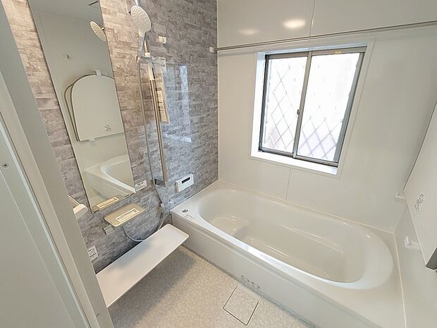 広々1坪タイプのゆったり浴室ユニット。防カビ・抗菌素材なのもうれしい。 浴室は湿気がたまりやすく、換気扇だけでは心配。。。窓をあければお風呂がカラっと乾きます。 