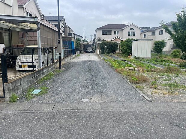 ここが敷地への入り口。この路地状部分も敷地です。駐車スペースとしても利用できます。