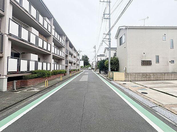 車通りの少ない閑静な住宅地、のびのびした子育てに適します。 