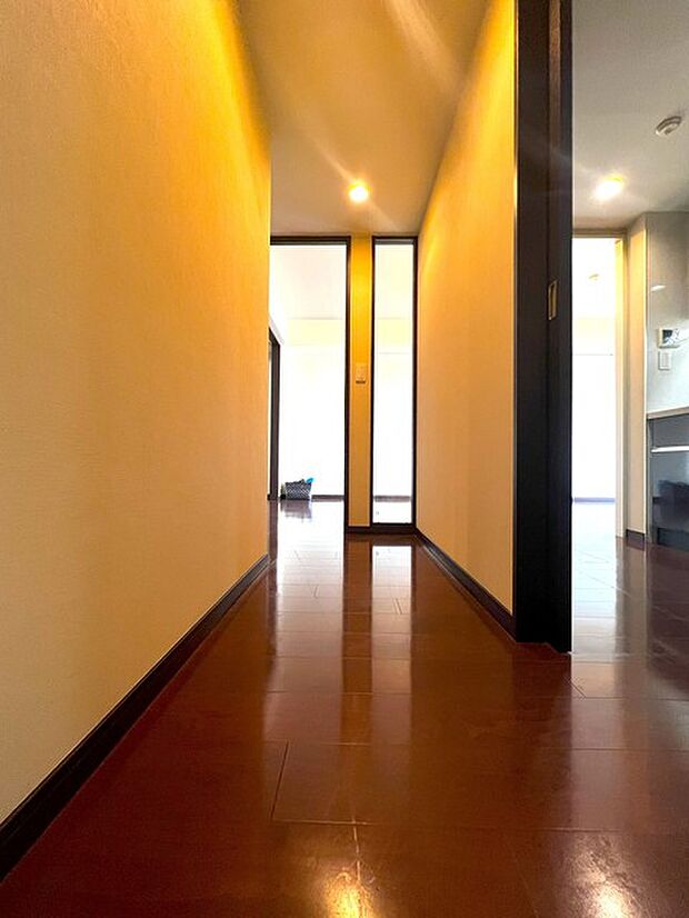 バスルームやトイレに行くには廊下通る設計でプライバシーに配慮された設計です。