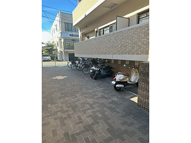 【駐輪場・バイク置き場】マンション敷地内に駐輪場・バイク置き場があります。空き状況・使用料などの詳細につきましては、お問い合わせください。