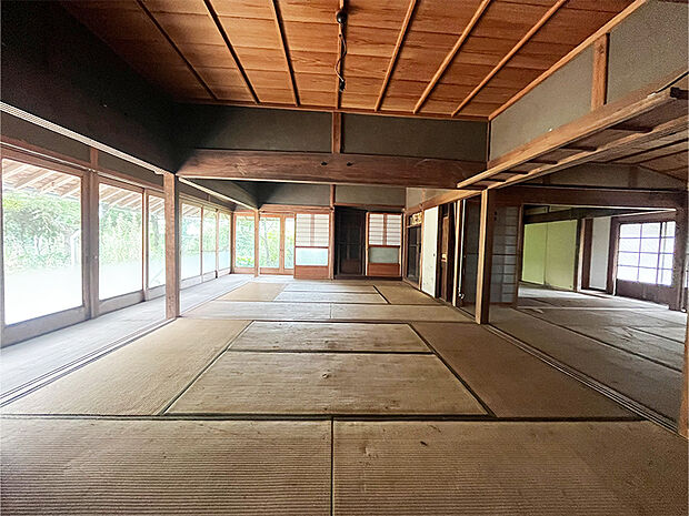 【和室】隣接する和室を開放して大広間としてもご利用いただけます。ゆったりとした時間が流れそうな、日本家屋での暮らしが叶います。