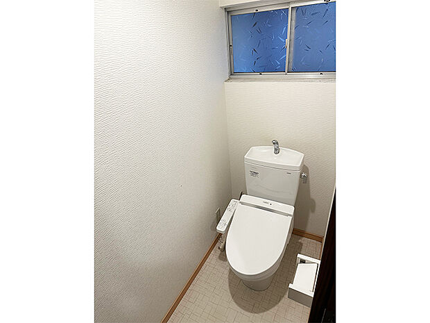 【トイレ】年間を通して快適に使用できる温水洗浄便座付きのトイレです。開閉可能な窓があり、手軽に空気を入れ換えることができます◎