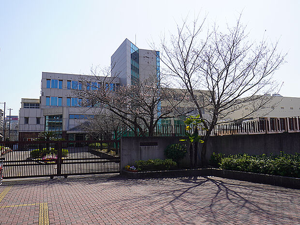 【大阪市立難波中学校】徒歩12分(約960m)。自然豊かな浪速公園に隣接する中学校です。校訓は「自律 協力 創造」。HPにて、行事予定や学校生活の様子などを閲覧することができます。