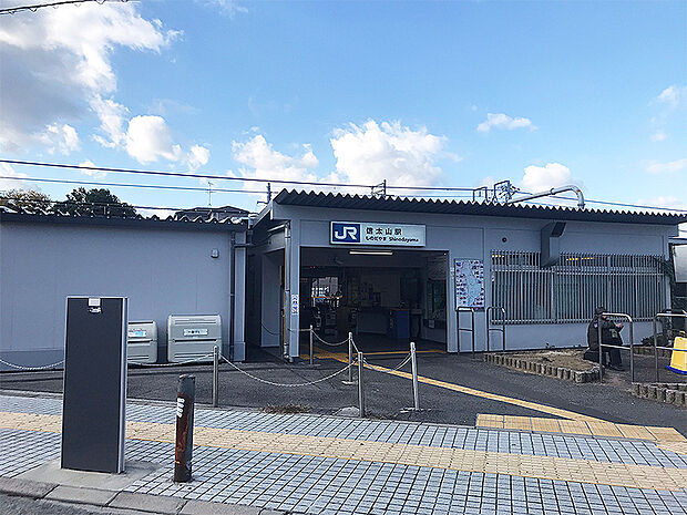 【JR阪和線「信太山」駅】徒歩21分(約1680m)。熊取・関西空港・和歌山方面、鳳・天王寺方面へアクセス可能です。車椅子やベビーカーでの移動に便利なスロープが設置されています。