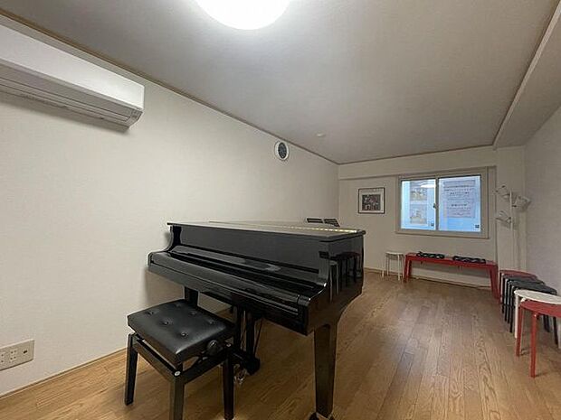 レッスン室になります。グランドピアノを設置してもゆとりのあるスペースです。