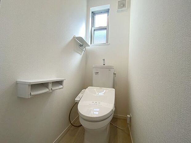 小窓から明るい光が差し込むトイレです。1階と3階の2か所に設置してあります。