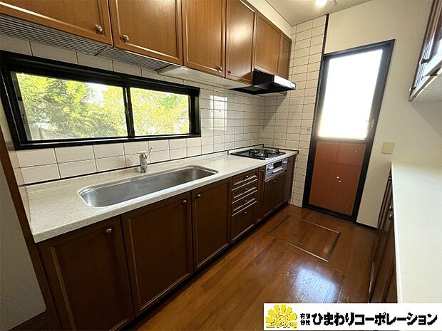 2550サイズの大きめのキッチンはシンクも広く鍋やフライパンの洗い物もスペースに余裕をもってできます。
