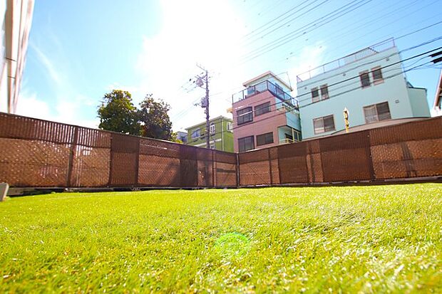 市川駅徒歩13分！！ マンションでは珍しい広〜いお庭も付いてます！ 陽当たりも良く気持ちいですよ〜！ 
