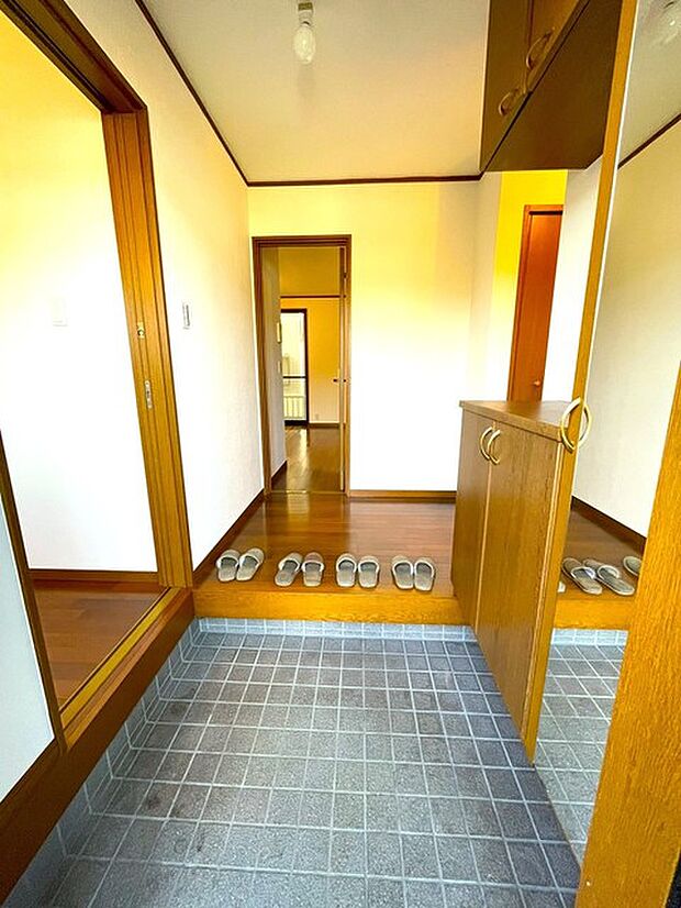 お家に出会う人々を出迎える玄関だからこそ、広々清潔感あふれる空間にしたいですね！ 