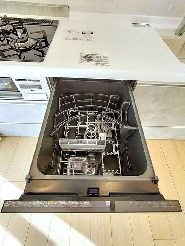 家事の時短に効果大の食洗器付き。高温でパワフルに洗い、温風乾燥します。手洗いよりも節水・節約が可能です。 一度使うと手放せないですよ！ 