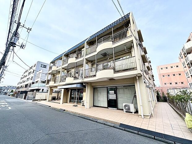 落ち着いた雰囲気の低層マンションです。