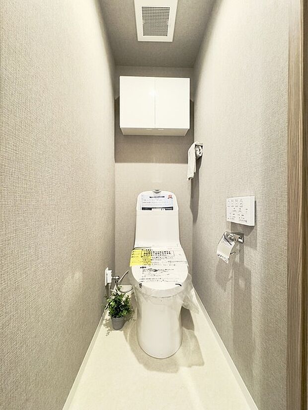 壁には埋め込み式の収納があります！ トイレットペーパー等のストックに便利です！ 