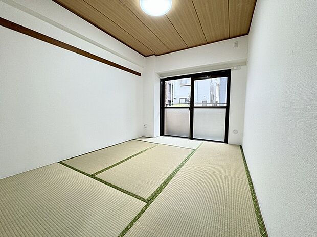 続き間の和室は、くつろぎ空間として、来客時は客間にもなります！ 畳の上でゴロゴロするのも良いですよ〜！？ 