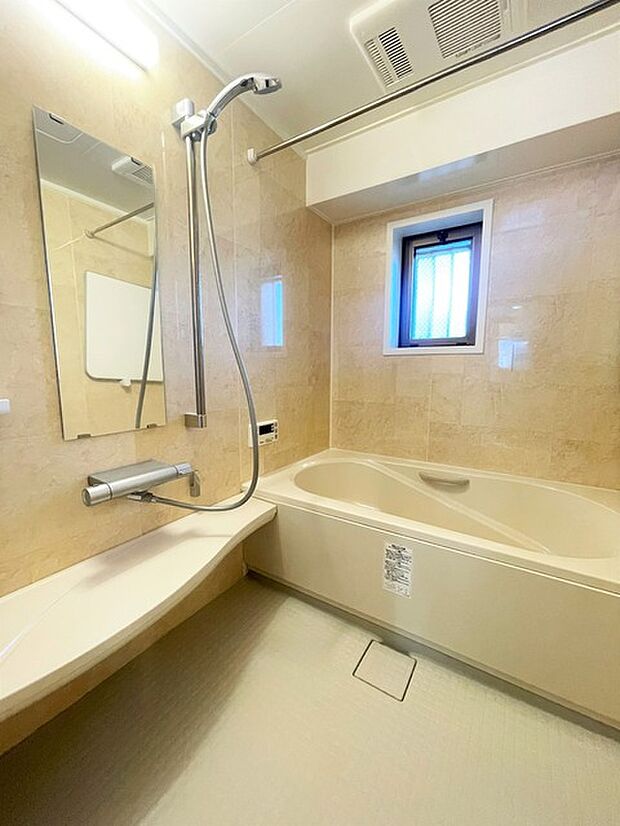 窓のある1418サイズの浴室、浴室換気乾燥機付きで雨の日のお洗濯にも便利です