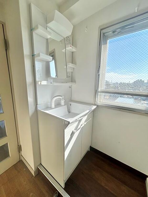 【洗面台】綺麗にお使いです。隣の窓から周辺環境を一望できます。