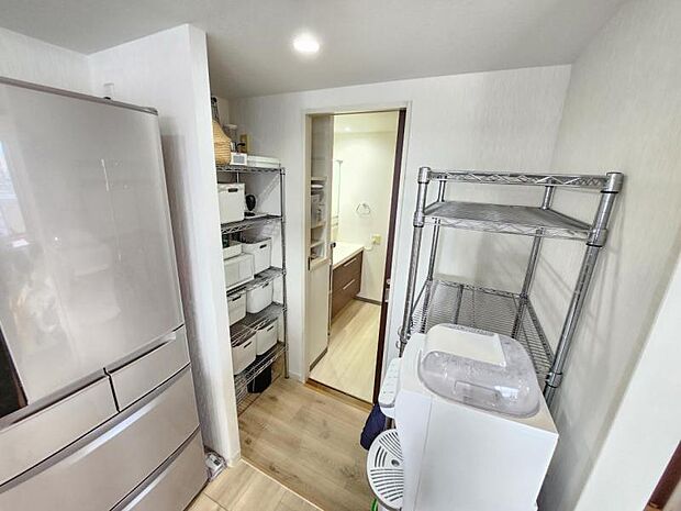 キッチン横には便利な収納スペース！洗面室にも繋がります！