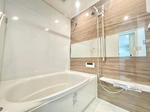 ホテルライクなワイドミラー付きの高級感溢れる浴室。