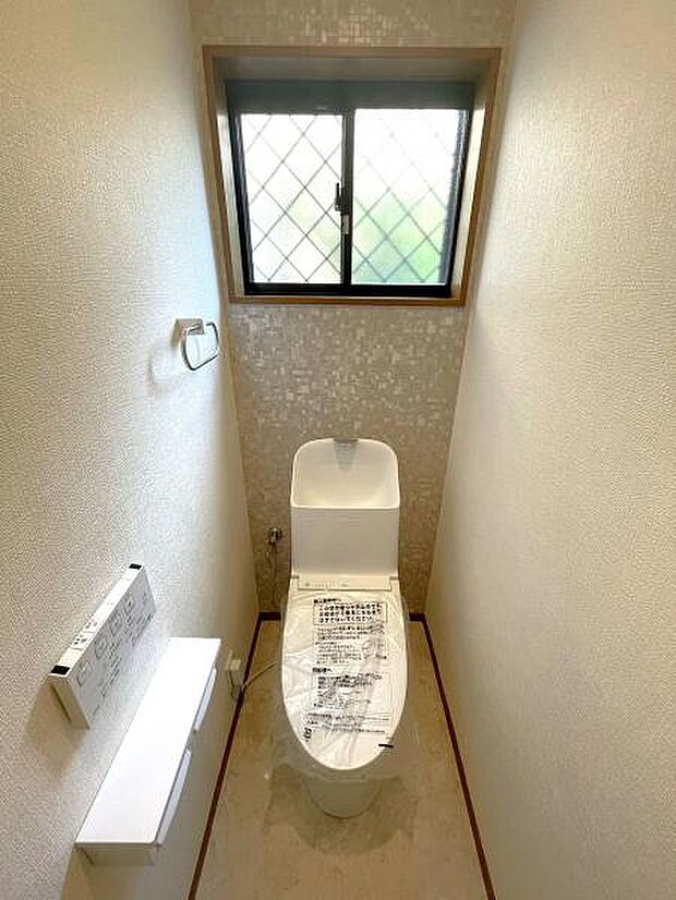 においが気になるトイレも窓付きで換気十分！