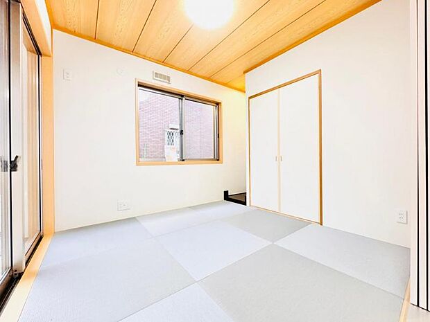 約4.9帖の和室：畳にはリラックス効果もあるそうです！