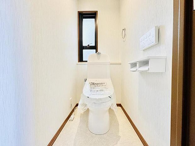 小窓付きで換気も十分に可能なウォシュレット付きトイレ