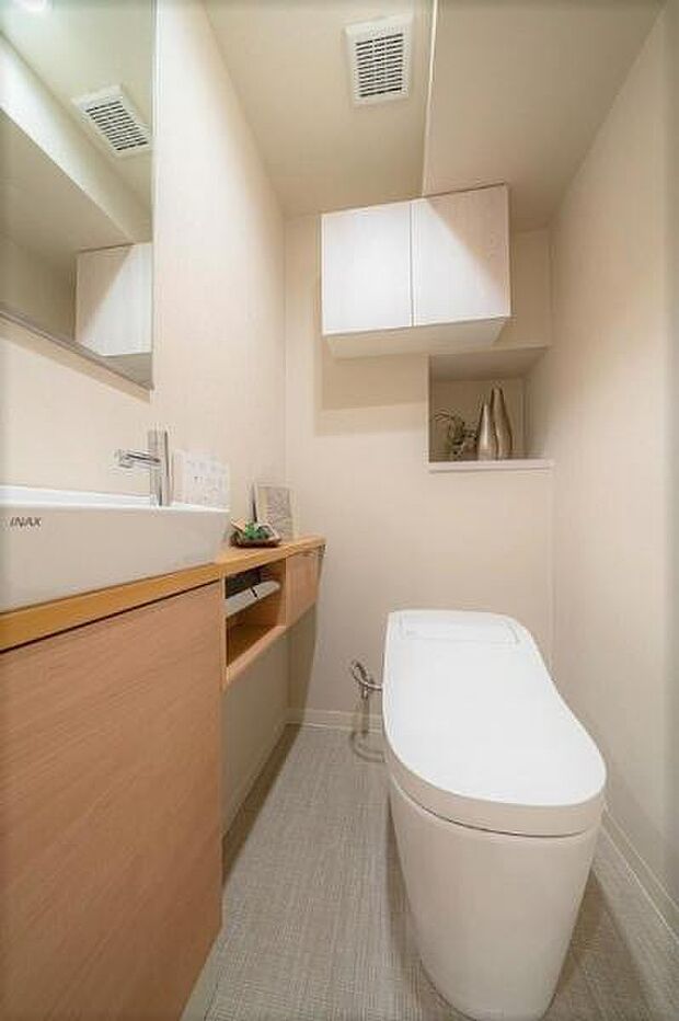 【タンクレストイレ(新規交換)】室内に手洗いスペースが付いております。