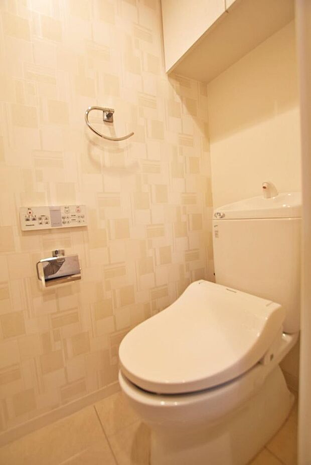 室内（2024年5月）撮影、温水洗浄機能付きの暖房便座付シャワートイレ♪
