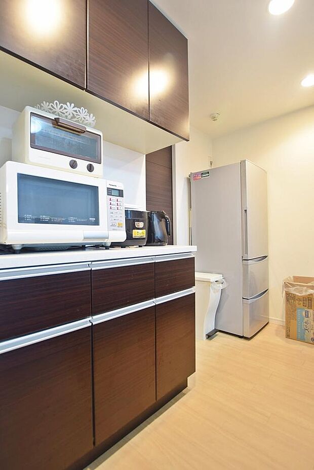 室内（2024年5月）撮影、キッチンには造り付けのオリジナルカップボード（食器棚）設置。