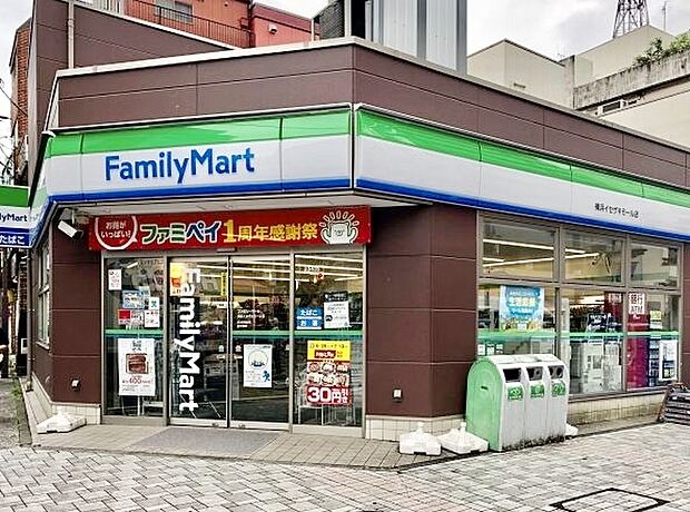 ファミリーマート 横浜イセザキモール店まで徒歩1分・109ｍ