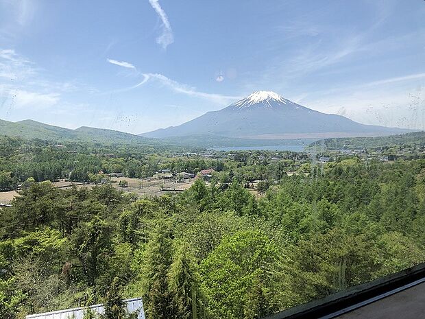 リビングからの眺望　富士山と山中湖が望めます。
