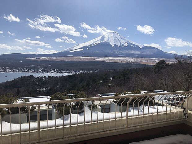 お部屋からの眺望　富士山と山中湖を望みます