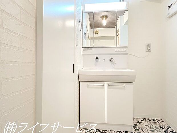 三面鏡タイプのシャワー付洗面化粧台
