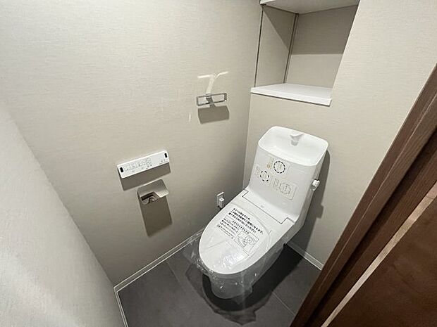 トイレには収納スペースもございます