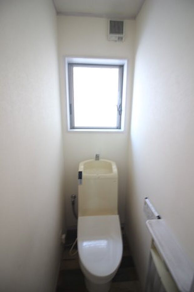 【トイレ】1階2階ともにウォシュレット機能付きのトイレです。