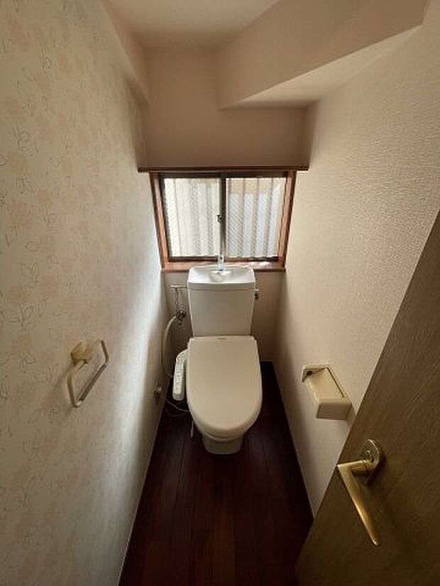 1階トイレ　温水洗浄機能付きシャワートイレ