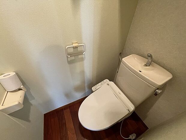 1階トイレ　温水洗浄機能付きシャワートイレ