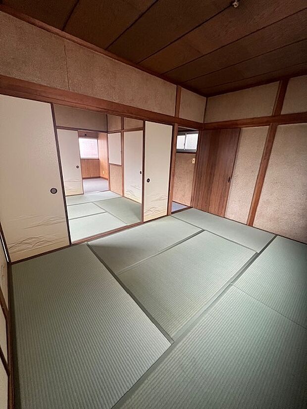 ２階和室の畳も本間サイズでゆったり広いです。日当りもバッチリです。