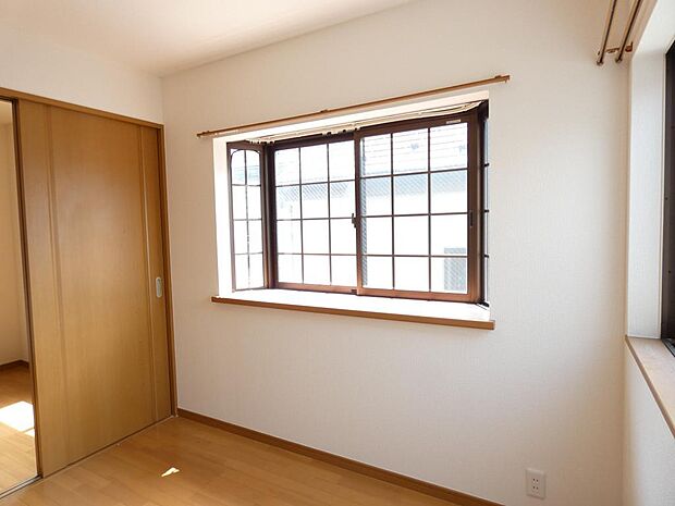 2階 洋室4.5帖。2面採光で明るい洋室。出窓が付いてます。