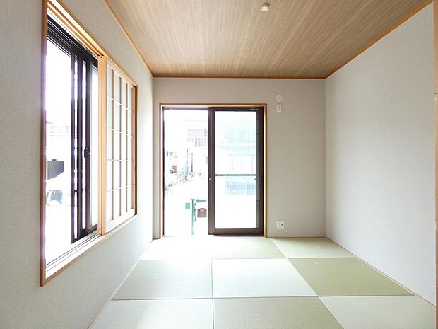明るい和室6畳、デザイン性に富んだ琉球風畳。横になると気持ちいです。。
