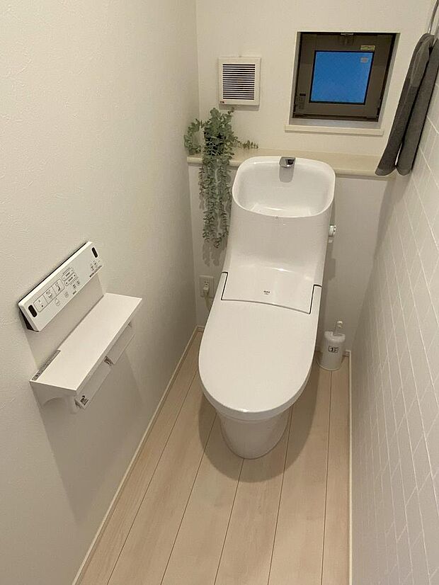 【トイレ】温水洗浄機能が設けられている、使い勝手の良さが嬉しいトイレです。