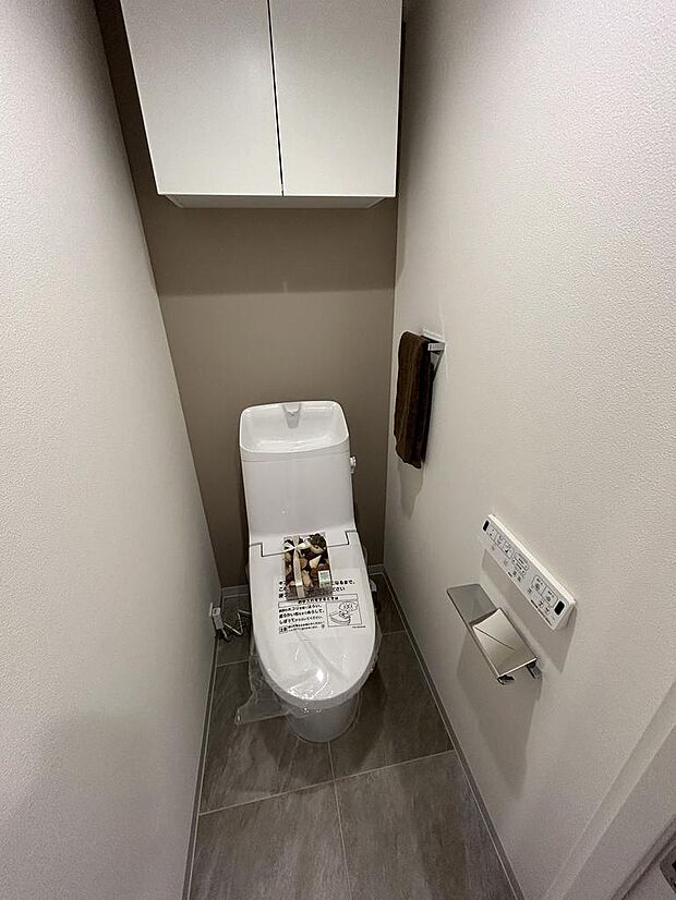 【トイレ】温水洗浄機能が設けられている、使い勝手の良さが嬉しいトイレです。