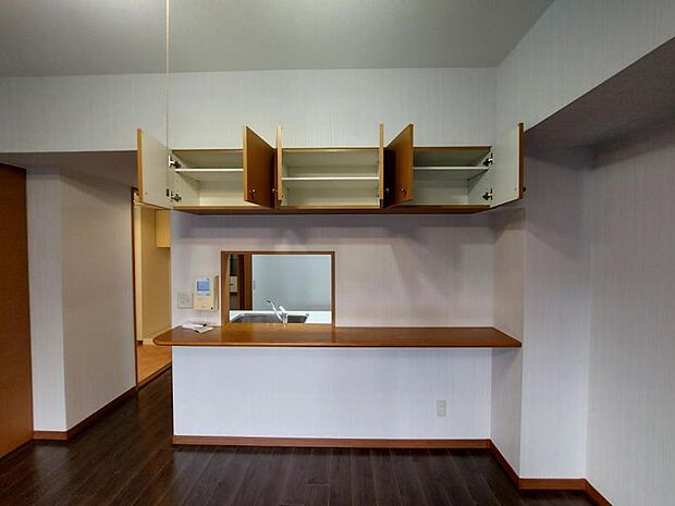 リビングの吊戸棚は使用頻度の低い物の収納便利