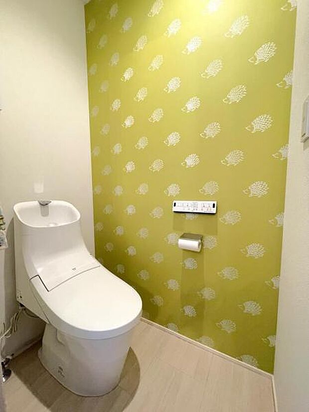 2階トイレは遊び心を交えたハリネズミの壁紙