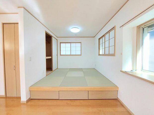 小上がりの和室は来客の宿泊スペースにも便利。お客様が多い時はベンチ替わりにも使えます。