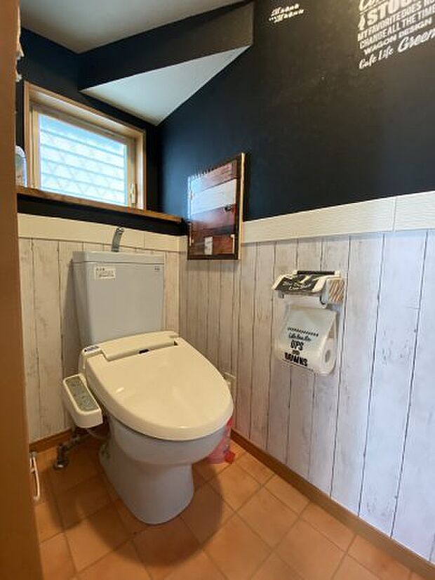 温水洗浄便座機能付きのトイレで扉付の収納もあります。