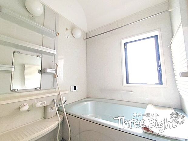 【 1階 浴室 】白を基調にした明るいバスルーム追い焚き機能付きです！