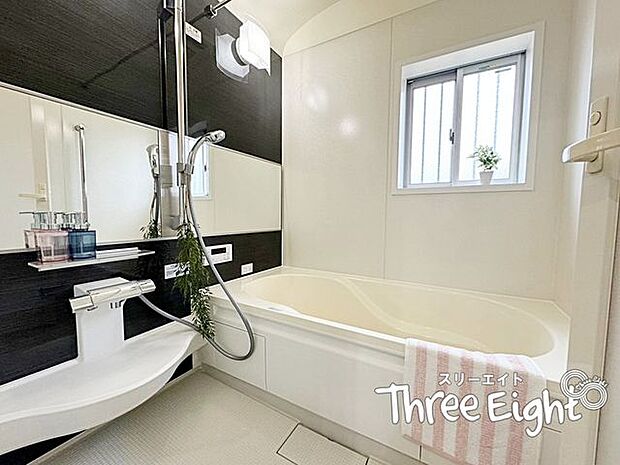バスルームは広々サイズ♪ワイドミラーは室内に奥行と高級感を感じさせてくれます。浴室乾燥機も完備しています。