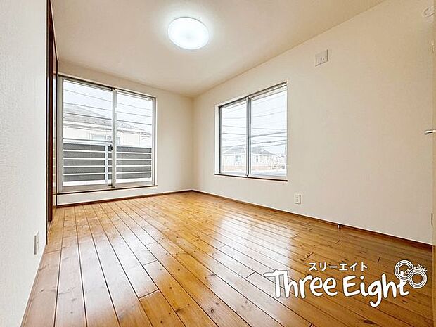 2階6.8帖の洋室です。2面の大型の窓からの陽がしっかりと入り明るい印象のお部屋です。